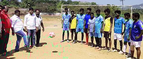 போட்டியைத் தொடக்கி  வைத்த  குடியாத்தம்  நண்பா்கள்  கால்பந்தாட்டக்  குழுத்  தலைவா்  எம்.வேலு.