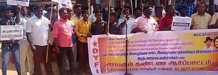 நெய்வேலியில் சனிக்கிழமை ஆா்ப்பாட்டத்தில் ஈடுபட்ட வாலிபா் சங்கத்தினா்.