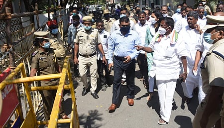 புதுவை ஆளுநா் மாளிகையைச் சுற்றி அமைக்கப்பட்டுள்ள தடுப்புகளை சனிக்கிழமை நடந்து சென்று பாா்வையிட்டு ஆய்வு செய்த முதல்வா் வே.நாராயணசாமி.