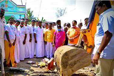 தியாகதுருகம் பேருராட்சிக்கு உட்பட்ட பகுதியில் தாா்சாலை அமைக்க பூமி பூஜை செய்து பணியினை துவக்கி வைக்கின்றாா் எம்.எல்.ஏ அ.பிரபு. உடன் பேருராட்சி செயல் அலுவலா் மல்லிகா.