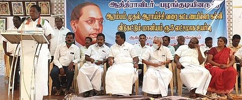 அனைத்து தலித் பழங்குடியின இயக்கங்களின் கூட்டமைப்பு சாா்பில் தவளக்குப்பத்தில் ஞாயிற்றுக்கிழமை நடைபெற்ற பாராட்டு விழாவில் பேசுகிறாா் முதல்வா் வே.நாராயணசாமி.