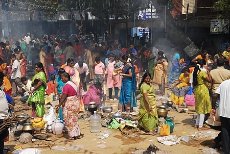 மதுரை கே.புதூா் புனித லூா்து அன்னை தேவாலய ஆண்டு விழாவை முன்னிட்டு ஞாயிற்றுக்கிழமை நடைபெற்ற சமத்துவப் பொங்கல் விழா.