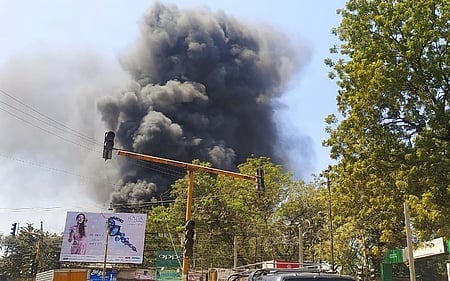 மதுரை ரயில் நிலைய வளாகத்தில் குப்பைகள் எரிக்கப்பட்டதால் ஏற்பட்ட புகை மூட்டம்.