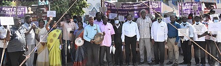 விழுப்புரம் கிருஸ்து அரசா் ஆலயம் முன் போராட்டத்தில் ஈடுபட்ட தலித் கிறிஸ்தவா்கள்.