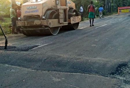 சிக்கல் பனைமேடு பகுதியில் நடைபெற்ற வேகத்தடையை சீரமைக்கும் பணி.