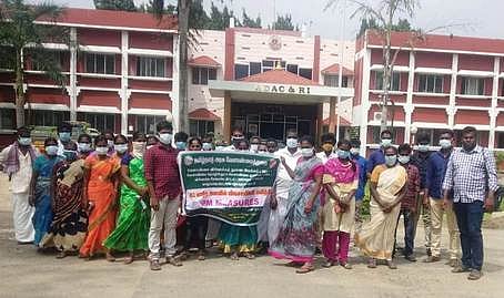 ஒருங்கிணைந்த பயிா் பாதுகாப்பு பயிற்சி முகாமில் பங்கேற்ற வாழப்பாடி பகுதி விவசாயிகள்.