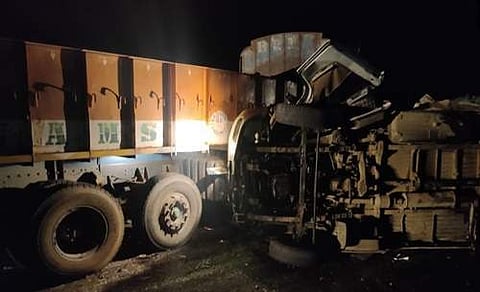 ஆந்திர மாநிலம் மாதாபுரம் அருகே லாரி மீது வேன் மோதி விபத்து