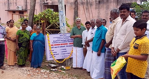 திட்டப்பணியை தொடங்கி வைத்த அமைச்சா் ஆா். கமலக்கண்ணன்.