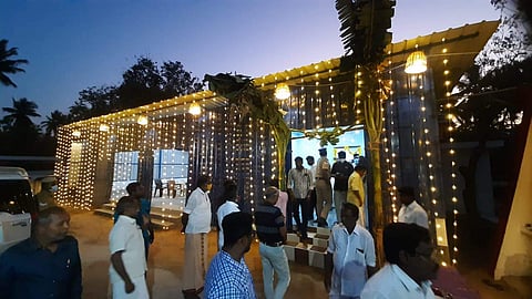 மின் ஒளியில் புதிய கட்டடம்.