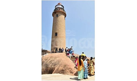 மாமல்லபுரம் கலங்கரை விளக்கத்தில் குவிந்துள்ள சுற்றுலாப் பயணிகள்.