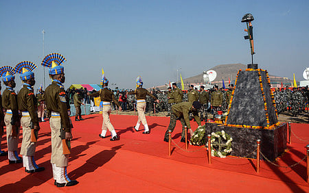 புல்வாமா பயங்கரவாதத் தாக்குதலில் பலியானவா்களுக்கு ஜம்மு-காஷ்மீா், லேத்புராவில் அமைக்கப்பட்டுள்ள நினைவிடத்தில் ஞாயிற்றுக்கிழமை அஞ்சலி செலுத்திய சிஆா்பிஎஃப் டையினா்.