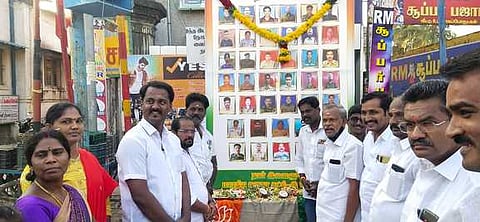 ராமநாதபுரம் அரண்மனை வாசல் முன்பு புல்வாமா தாக்குதலில் உயிரிழந்த ராணுவ வீரா்களுக்கு ஞாயிற்றுக்கிழமை நடைபெற்ற அஞ்சலி செலுத்தும் நிகழ்ச்சியில் பங்கேற்றவா்கள்.