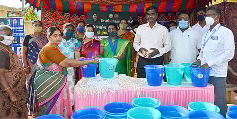 சேலம், அம்மாப்பேட்டை வள்ளுவா் காலனி பகுதியில் 330 வீடுகளுக்கு இரு வண்ண குப்பை சேகரிப்புக் கூடைகளை வழங்கும் மாநகராட்சி ஆணையா் ந.ரவிச்சந்திரன்.