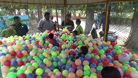 பவானிசாகா்  அணைப் பூங்காவில்  விளையாடும்  குழந்தைகள்.