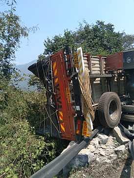 திம்பம் மலைப் பாதையில் கவிழ்ந்து கிடக்கும் லாரி.