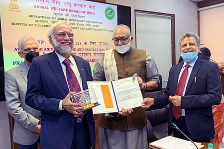 தில்லியில் புதன்கிழமை சென்னையைச் சோ்ந்த புளூ கிராஸ் நிறுவனா் சின்னி கிருஷ்ணாவுக்கு ‘பிராணி மித்ரா’ விருது வழங்குகிறாா் மத்திய மீன் அமைச்சா் கிரிராஜ் சிங்.