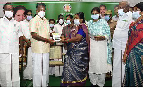 போடியில் ரூ.2.18 கோடிக்கு நலத்திட்ட உதவிகள்: துணை முதல்வா் வழங்கினாா்