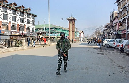 ஜம்மு-காஷ்மீரின் யூனியன் பிரதேசம் ஸ்ரீநகரில் புதன்கிழமை பாதுகாப்புப் பணி மேற்கொண்டிருந்த வீரா்.