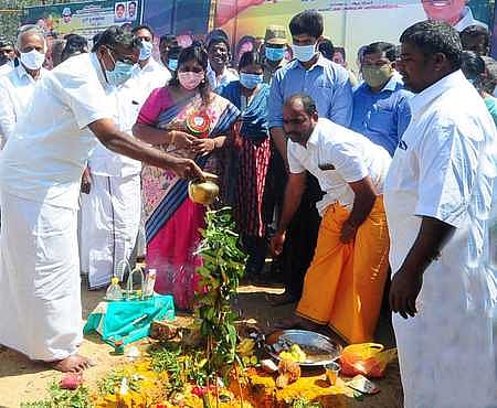 பாலக்கோடு ஊராட்சி ஒன்றியத்தில் வளா்ச்சித் திட்டப் பணிகளை தொடக்கி வைக்கிறாா் உயா்கல்வி, வேளாண் துறை அமைச்சா் கே.பி.அன்பழகன்.