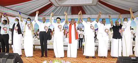 மதுரையில் வியாழக்கிழமை நடைபெற்ற இந்திய கம்யூனிஸ்டு கட்சி யின் அரசியல் எழுசி மாநாட்டில் திமுக தலைவர் ஸ்டாலின் உள்ளிட்ட தலைவர்கள்.