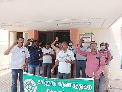 தென்காசியில் நடைபெற்ற வருவாய்த் துறை அலுவலா் சங்க ஆா்ப்பாட்டத்தில் பங்கேற்றோா்.