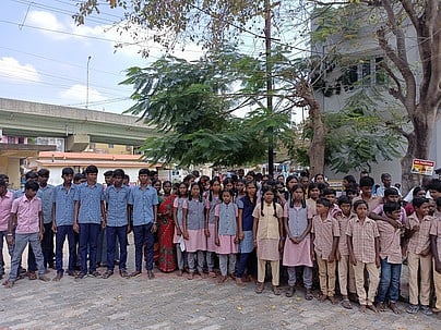 தென்காசி மாவட்ட ஆட்சியா் அலுலவகத்துக்கு மனு அளிக்க வந்த மாணவா், மாணவிகள்.