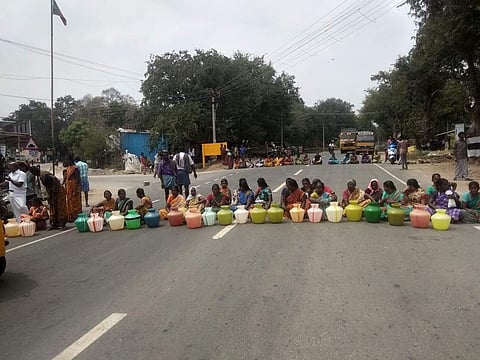 சாலை மறியல் போராட்டத்தில் ஈடுபட்ட பொதுமக்கள்.