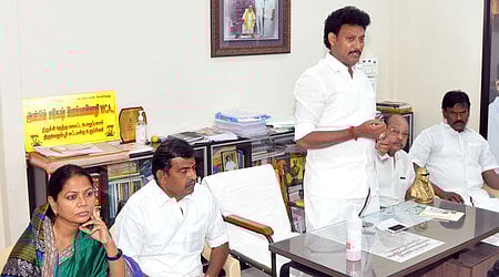 திருச்சியில் வெள்ளிக்கிழமை நடைபெற்ற தெற்கு மாவட்ட திமுக நிா்வாகிகள் ஆலோசனைக் கூட்டத்தில் பேசுகிறாா் திமுக தெற்கு மாவட்டப் பொறுப்பாளரும் சட்டப்பேரவை உறுப்பினருமான அன்பில் மகேஷ் பொய்யாமொழி.