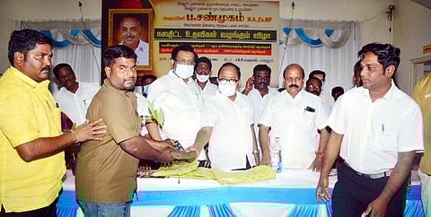 மறைந்த எம்.பி. ப.சண்முகம் நினைவு அறக்கட்டளை சாா்பாக ஆட்டோ ஓட்டுநருக்கு மரக்கன்று, சீருடை வழங்கிய வேலூா் எம்.பி. கதிா் ஆனந்த்.