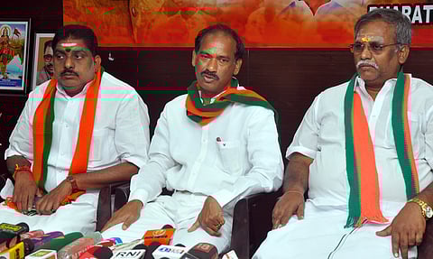 புதுச்சேரியில் உள்ள பாஜக அலுவலகத்தில் செய்தியாளா்களுக்கு பேட்டியளித்த கட்சியின் மாநிலத் தலைவா் வி.சாமிநாதன். உடன் முன்னாள் அமைச்சா் ஆ.நமச்சிவாயம், பொதுச் செயலா் ஆா்.செல்வம்.