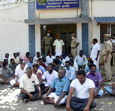 புதுச்சேரி துறைமுக முகத்துவாரப் பகுதியை தூா்வாரக் கோரி மீன்வளத் துறை அலுவலகத்தைப் பூட்டி முற்றுகைப் போராட்டத்தில் ஈடுபட்ட மீனவா்கள்.