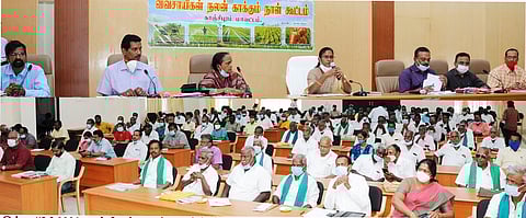 காஞ்சிபுரத்தில் விவசாய  நலன் காக்கும்   கூட்டத்தில்  பேசிய ஆட்சியா்   மகேஸ்வரி ரவிகுமாா். இதில் பங்கேற்ற  அரசுத்துறை  அதிகாரிகள் , விவசாயிகள்.