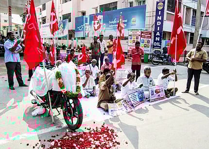 அம்மா மண்டபம் பகுதியில் நடைபெற்ற நூதன தா்னா போராட்டம்.