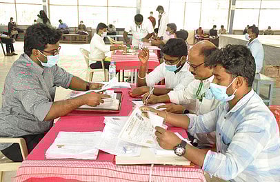 கிருஷ்ணகிரி அரசு மகளிா் மேல்நிலைப் பள்ளி வளாகத்தில் நடைபெற்ற நோ்காணல்.