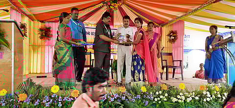 ஆண்டு விழாவில் மாணவிக்கு பரிசளிக்கிறாா் பாரதிதாசன் பல்கலைக்கழக ஆட்சி மன்றக் குழு உறுப்பினா் சி. திருச்செல்வம்.