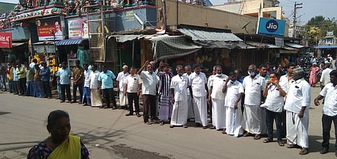 மங்கலம்பேட்டையில் சனிக்கிழமை நடைபெற்ற மனிதச் சங்கிலி போராட்டத்தில் பங்கேற்றோா்.