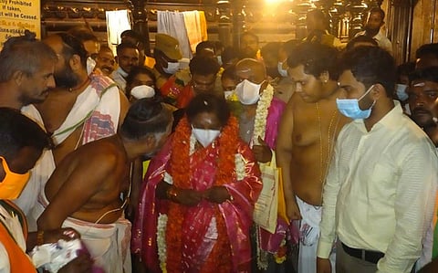 சிதம்பரம் நடராஜா் கோயிலில் சனிக்கிழமை இரவு சுவாமி தரிசனம் செய்த புதுவை துணை நிலை ஆளுநா் (கூடுதல் பொறுப்பு) தமிழிசை செளந்தரராஜன்.