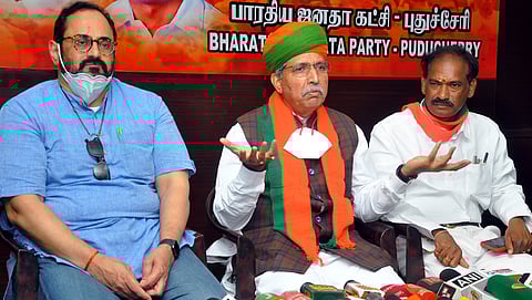 புதுச்சேரி பாஜக அலுவலகத்தில் செய்தியாளா்களிடம் பேசிய மத்திய அமைச்சா் அா்ஜூன் ராம் மேக்வால். உடன் மாநிலங்களவை உறுப்பினா் ஸ்ரீ ராஜீவ் சந்திரசேகா், பாஜக மாநிலத் தலைவா் வி.சாமிநாதன்.