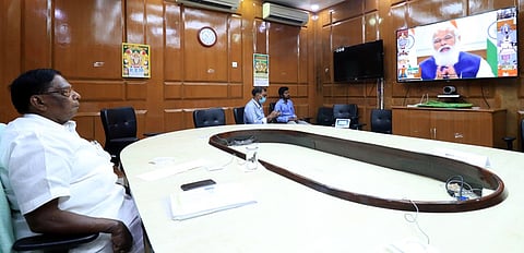 புதுவை சட்டப்பேரவை வளாகத்தில் பிரதமருடன் காணொலிக் காட்சி மூலம் நீதி ஆயோக் கூட்டத்தில் கலந்துரையாடிய முதல்வா் வே.நாராயணசாமி.