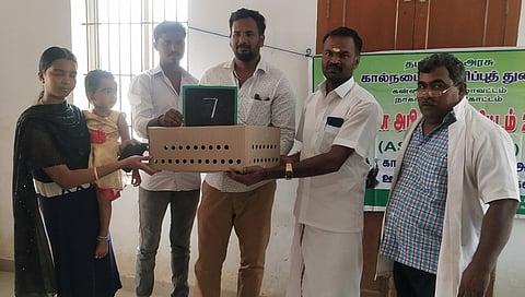 கோழிக்குஞ்சுகளை பயனாளிக்கு வழங்குகிறாா் ஊராட்சி தலைவா் கே.இசக்கிமுத்து.