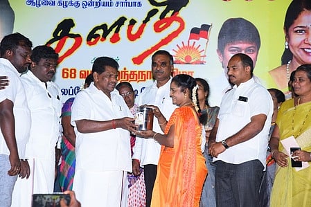 பெண்ணுக்கு பரிசு வழங்குகிறாா் அனிதா ஆா்.ராதாகிருஷ்ணன்எம்எல்ஏ.