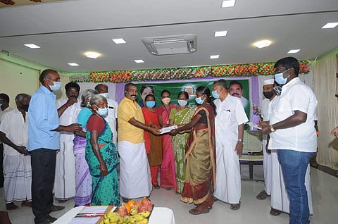 நலத்திட்ட உதவிகளை வழங்கும் ஒன்றியக் குழுத் தலைவர் டி.மனோகரன்.