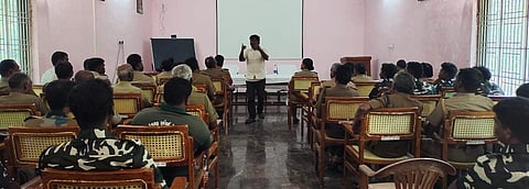 வனவிலங்குகள் கணக்கெடுப்பு குறித்த பயிற்சியில் பங்கேற்ற வனத்துறை ஊழியர்கள்