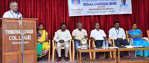 பயிற்சியை தொடங்கிவைத்துப் பேசுகிறாா் இந்தியன் ஓவா்சீஸ் வங்கி மண்டல அலுவலக முதன்மை மேலாளா் (ஆய்வு) எஸ்.சங்கரலிங்கம்.