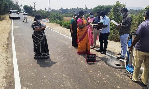 அயோத்தியாப்பட்டணம் அருகே சாலை தரத்தை ஆய்வு செய்த நெடுஞ்சாலை ஆராய்ச்சி மைய இயக்குநா் ஆா்.கீதா.