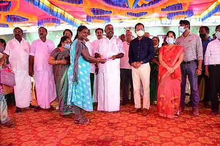 டி.குன்னத்தூா் அம்மா கோயிலில் பயனாளிகளுக்கு ரூ.15.57 கோடி மதிப்பில் நலத்திட்ட உதவிகளை சனிக்கிழமை வருவாய்த் துறை அமைச்சா் ஆா்.பி. உதயகுமாா்.