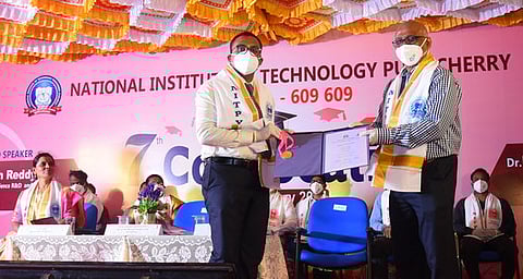 விழாவில் மாணவருக்கு பட்டம் வழங்கும் என்.ஐ.டி. இயக்குநா் கே. சங்கரநாராயணசாமி.