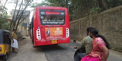 உடைக்கப்பட்ட சாலை வழியாகச் செல்லும் பேருந்துகள்