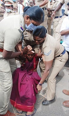 தா்ணா போராட்டத்தில் ஈடுபட்ட கரூா் மக்களவை உறுப்பினா் செ.ஜோதிமணியை கைது செய்து தூக்கிச் செல்லும் மகளிா் போலீஸாா்.