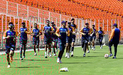 ஆமதாபாத்தில் உள்ள சர்தார் படேல் குஜராத் மைதானத்தில் பயிற்சியில் ஈடுபட்ட இந்திய வீரர்கள்.